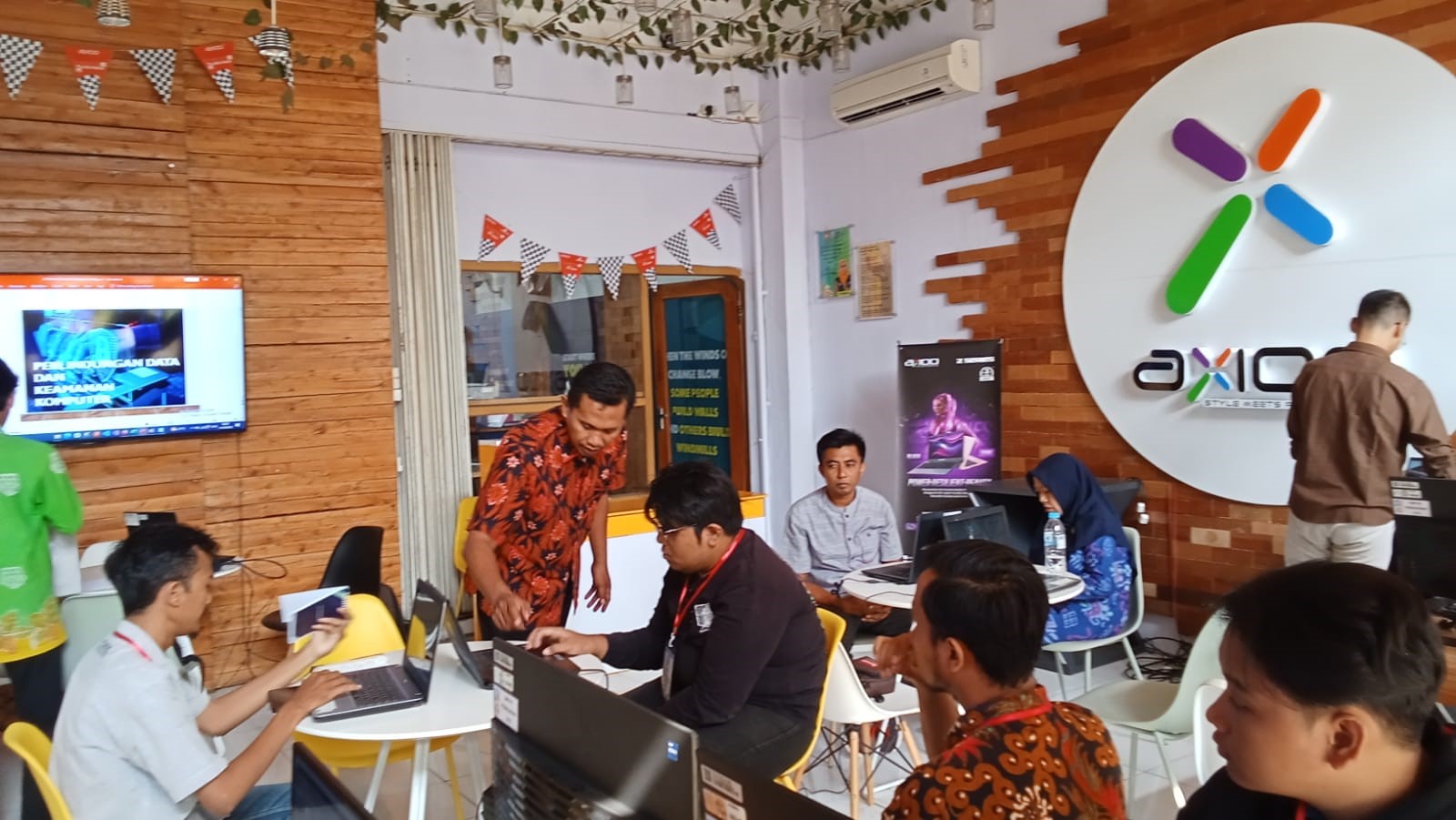 Bhakti SMK - Menggali Pengetahuan tentang Komponen, Instalasi OS, dan Promosi melalui Poster dengan Canva