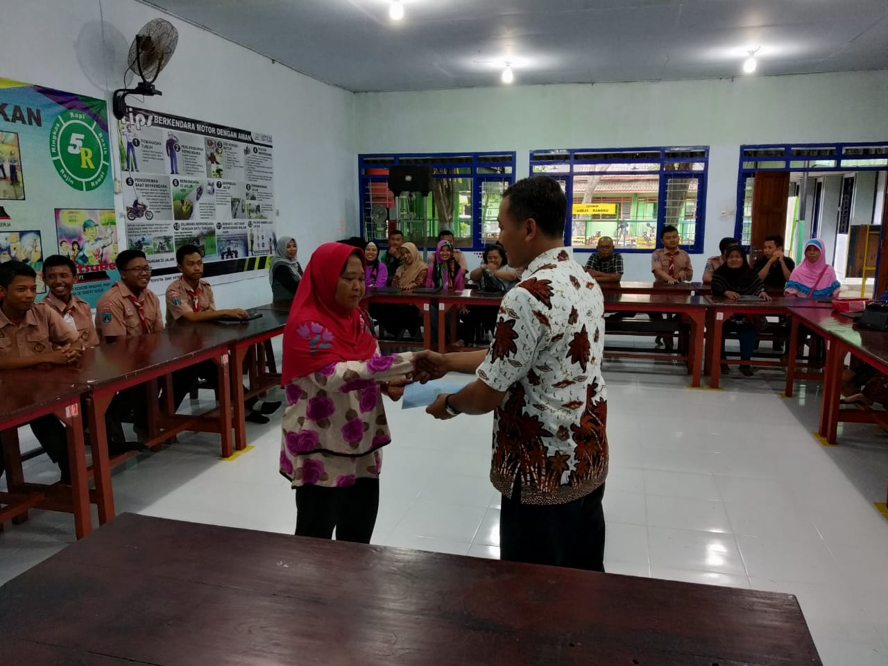 MENUMBUHKAN KEBISAAN DAN KEBIASAAN BEKERJA SISTEMATIS, EFISIEN DAN EFEKTIF DI KALANGAN SISWA SMK MELALUI KELAS BUDAYA INDUSTRI