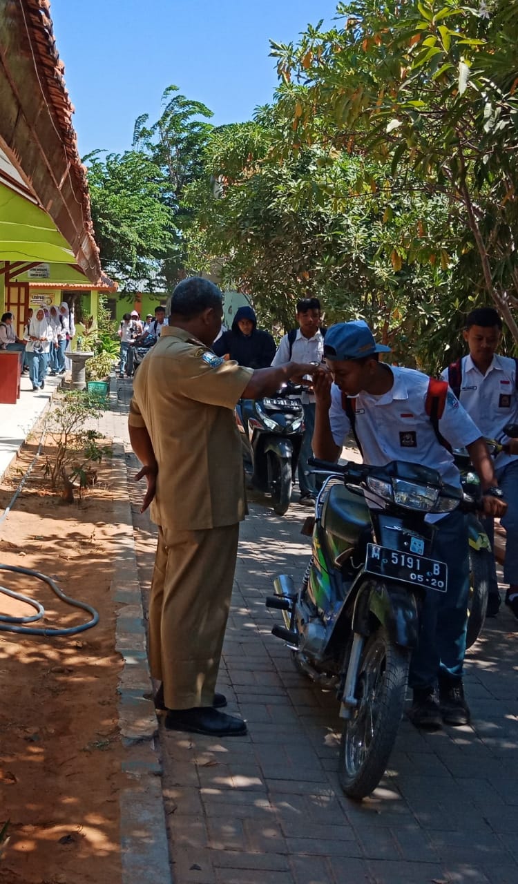 Budaya S5Jt Dan Sholat Dzuhur Berjamaah Sebagai Implementasi Pendidikan Karakter Di Sman 1 Pademawu