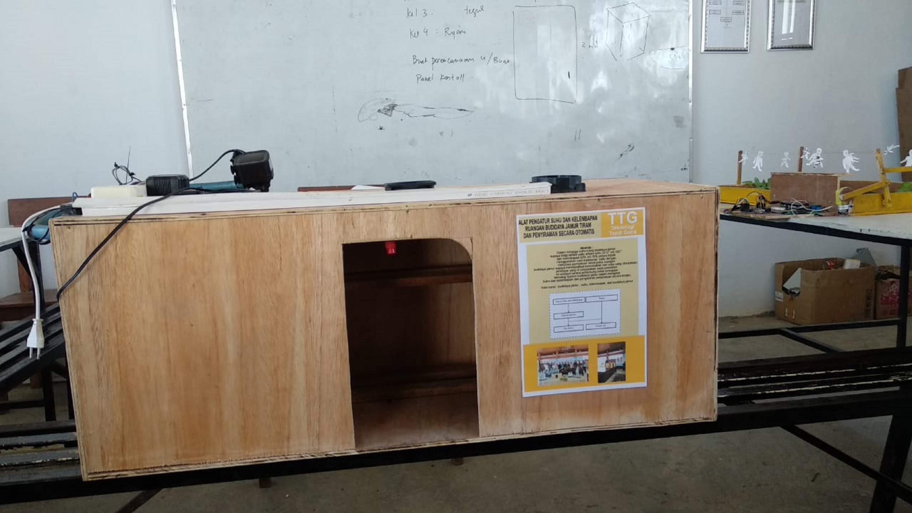 Alat Pengatur Suhu Dan Kelembapan Ruangan Budidaya Jamur Tiram Dan Penyiraman Secara Otomatis