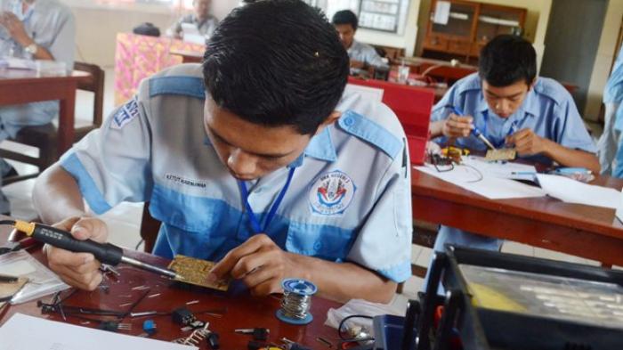 Blud Smk, Tata Kelola Keuangan Sekolah Berbasis : Dari Sekolah, Oleh Sekolah, Untuk Sekolah