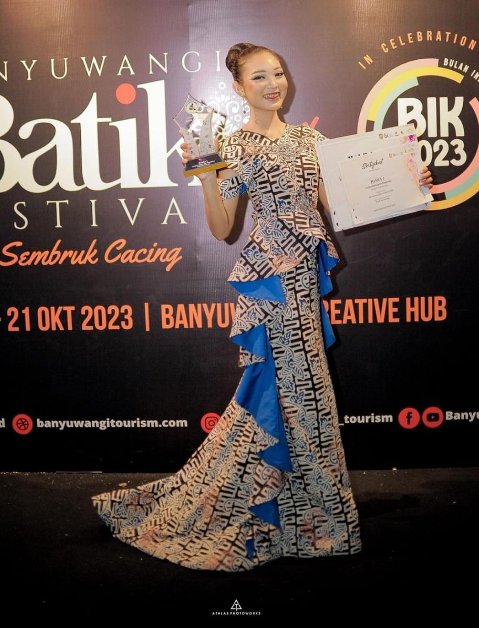 Juara 1 Lomba Fashion on Pedestrian Kategori Remaja 