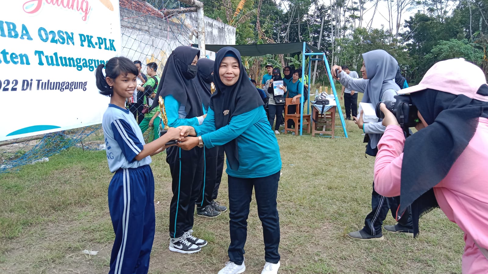 JUARA 3 LOMBA TOLAK PELURU PUTRI