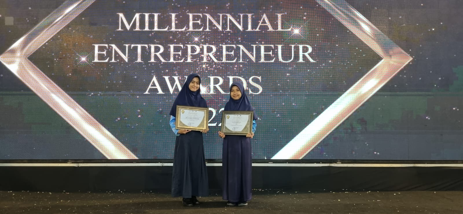 Juara 1 siswa terbaik Prodi Tata Busana Muslim dalam Millennial Enterpreneur Awards 2022