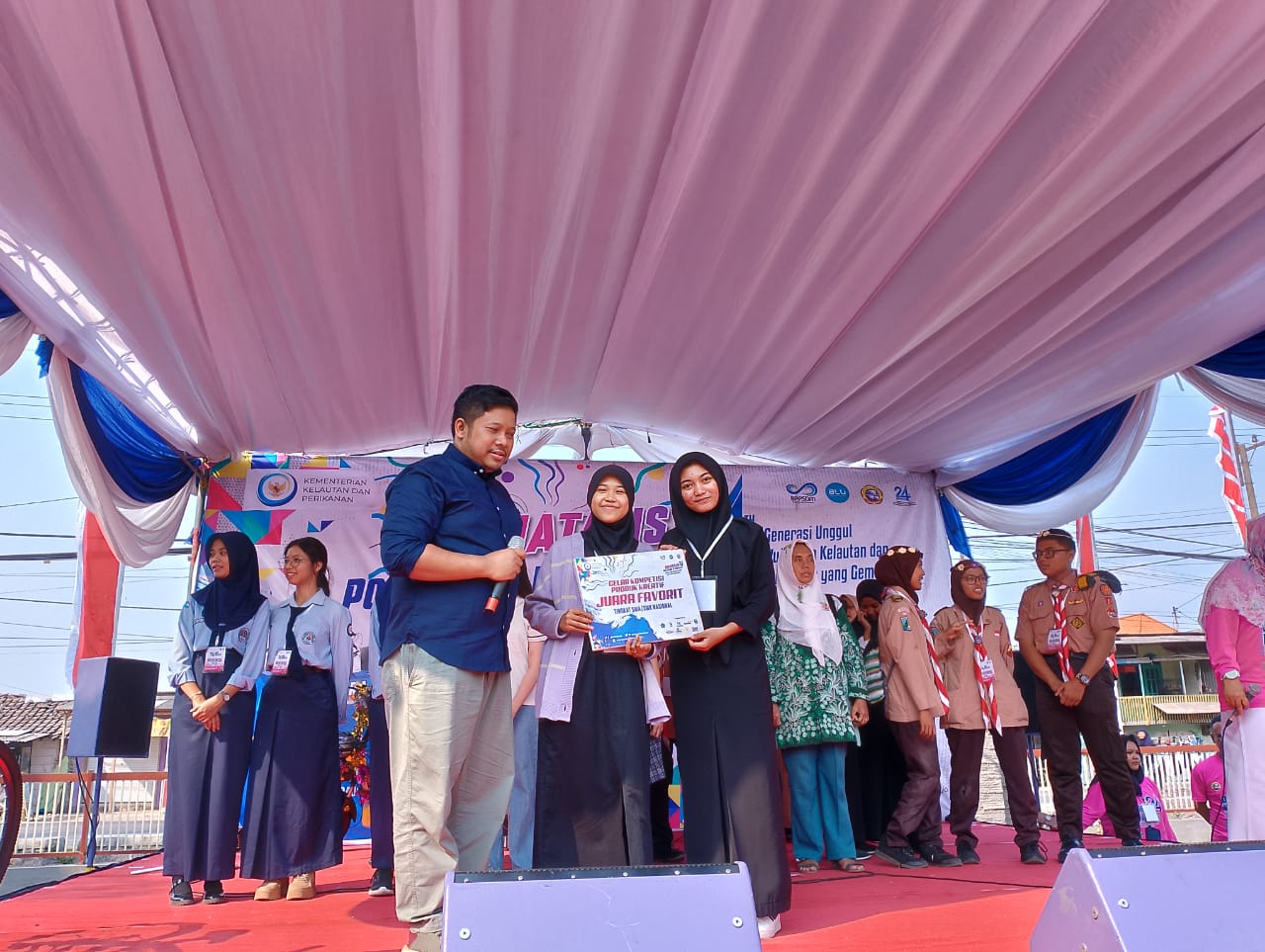 Juara Favorit Ide Terunik dalam Kompetisi Produk Kreatif jenjang SMA/SMK kategori Pangan dan Non Pangan 