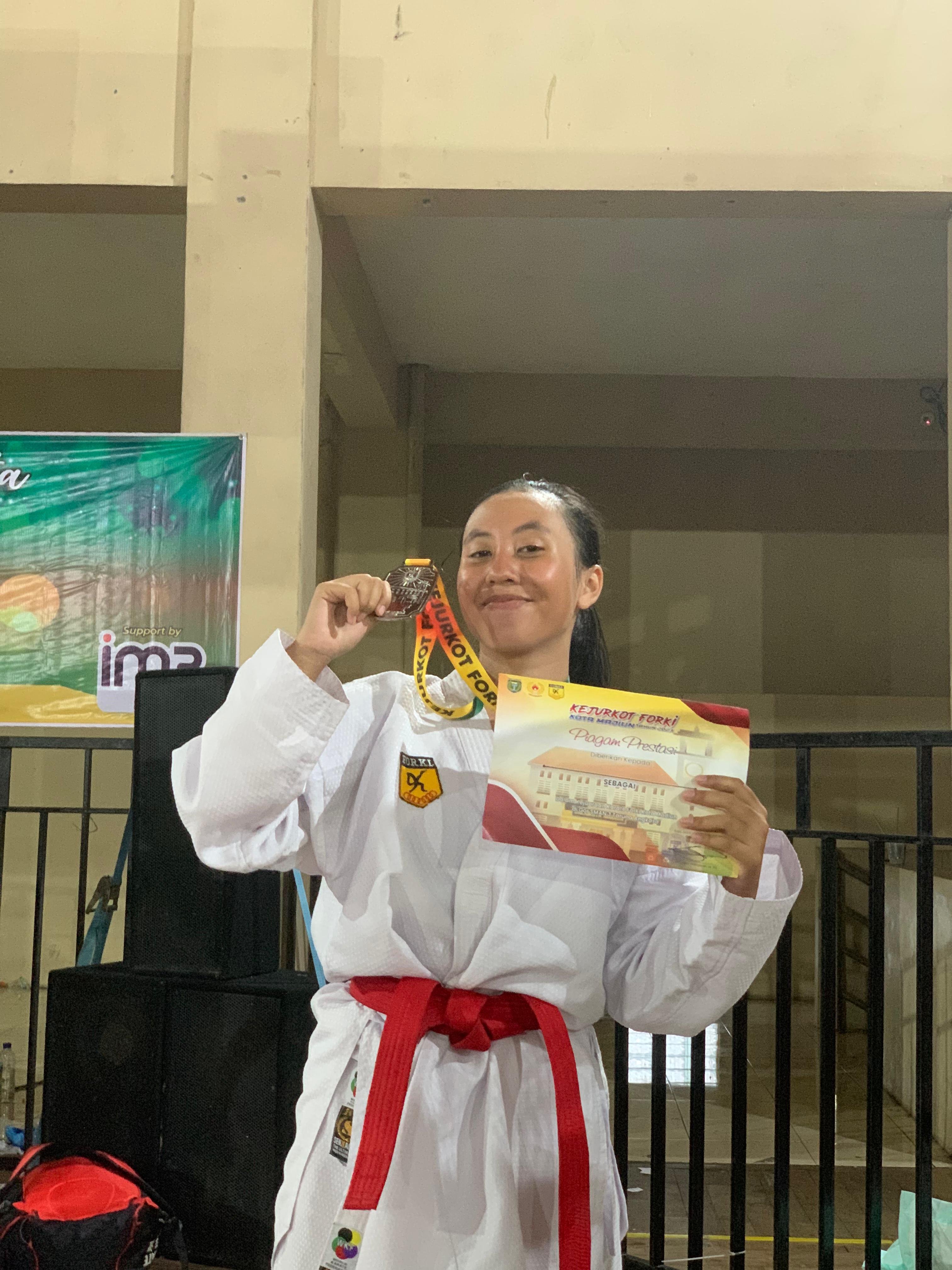 Juara 2 Kumite -66kg putri Kejurkot Karate Kota Madiun