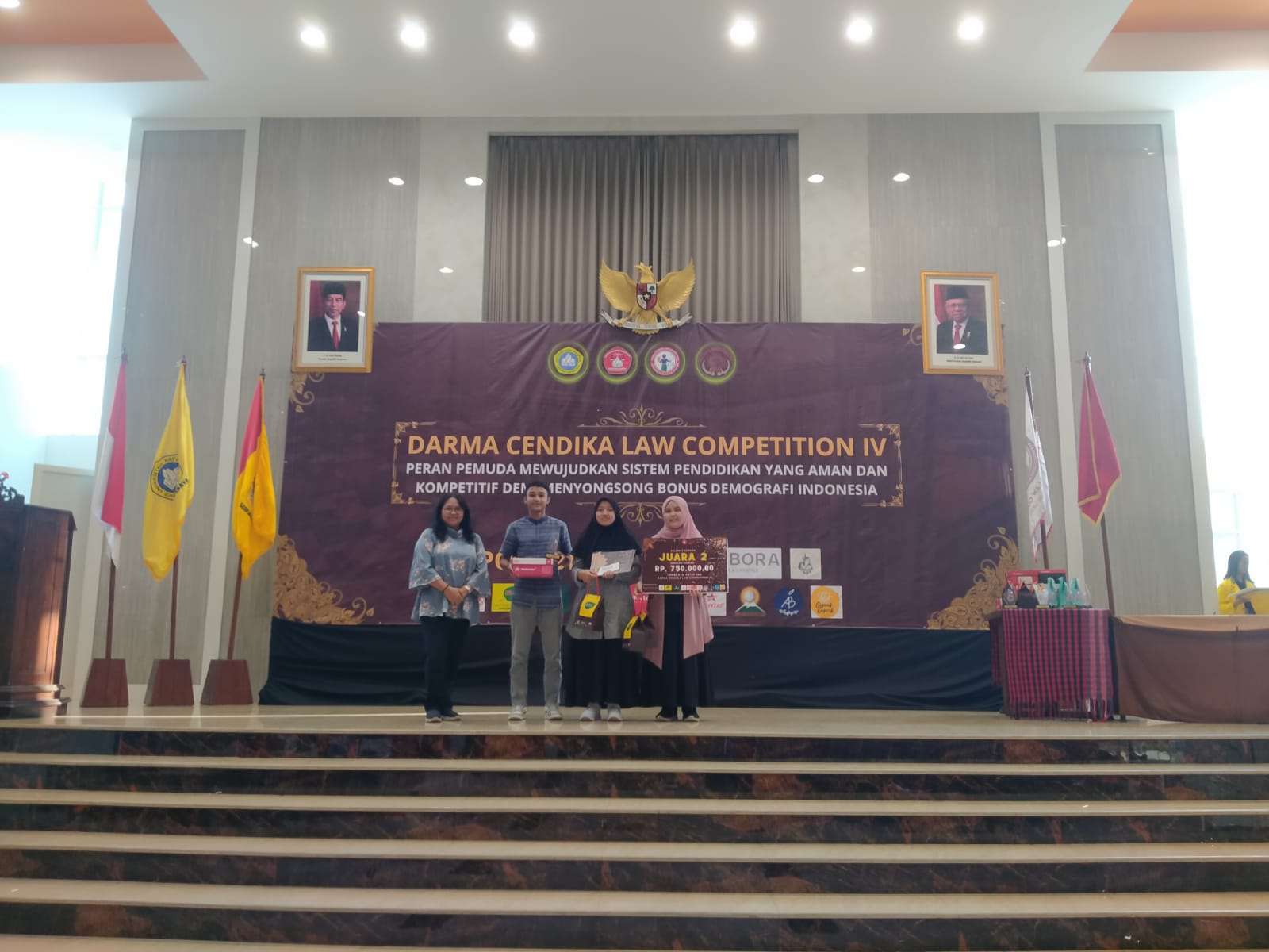 juara 2 DARMA CENDIKIA LAW COMPETITION IV, 