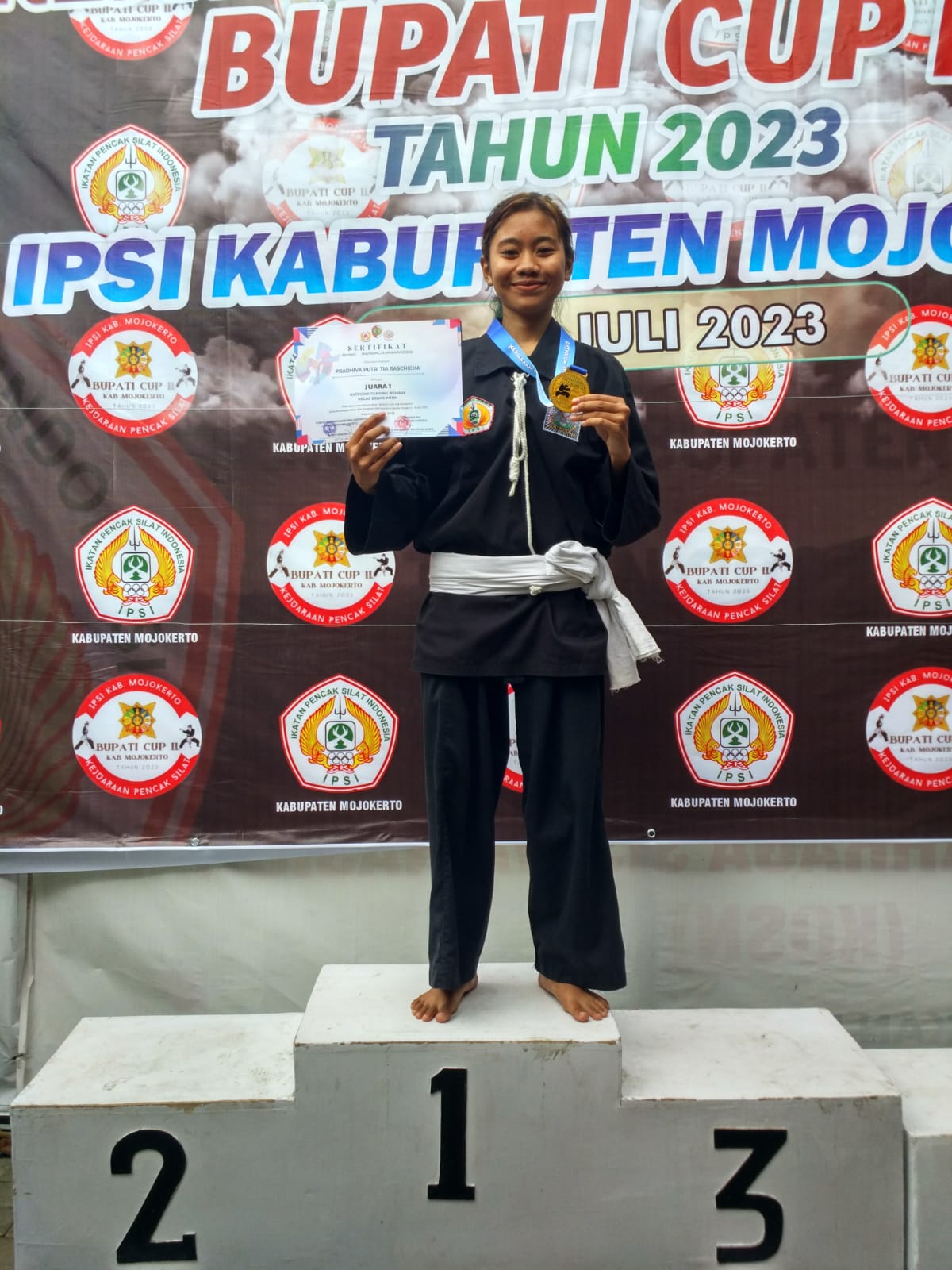 Juara 1 Kategori Tanding Remaja Kelas Bebas Putri