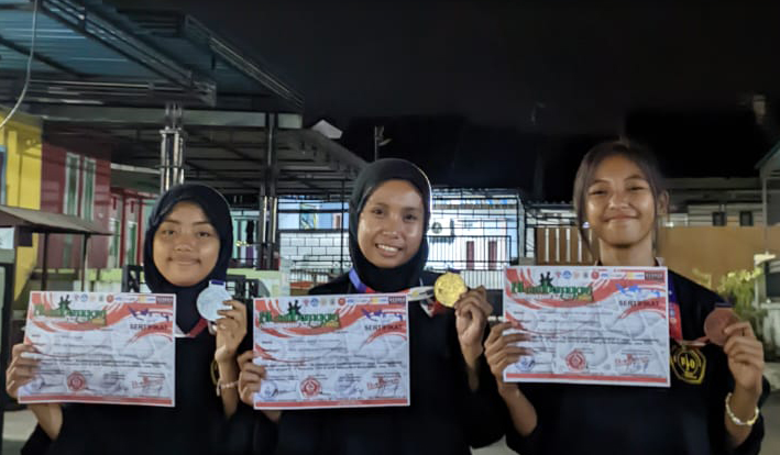 Juara 1 kelas C remaja Putri pencak silat