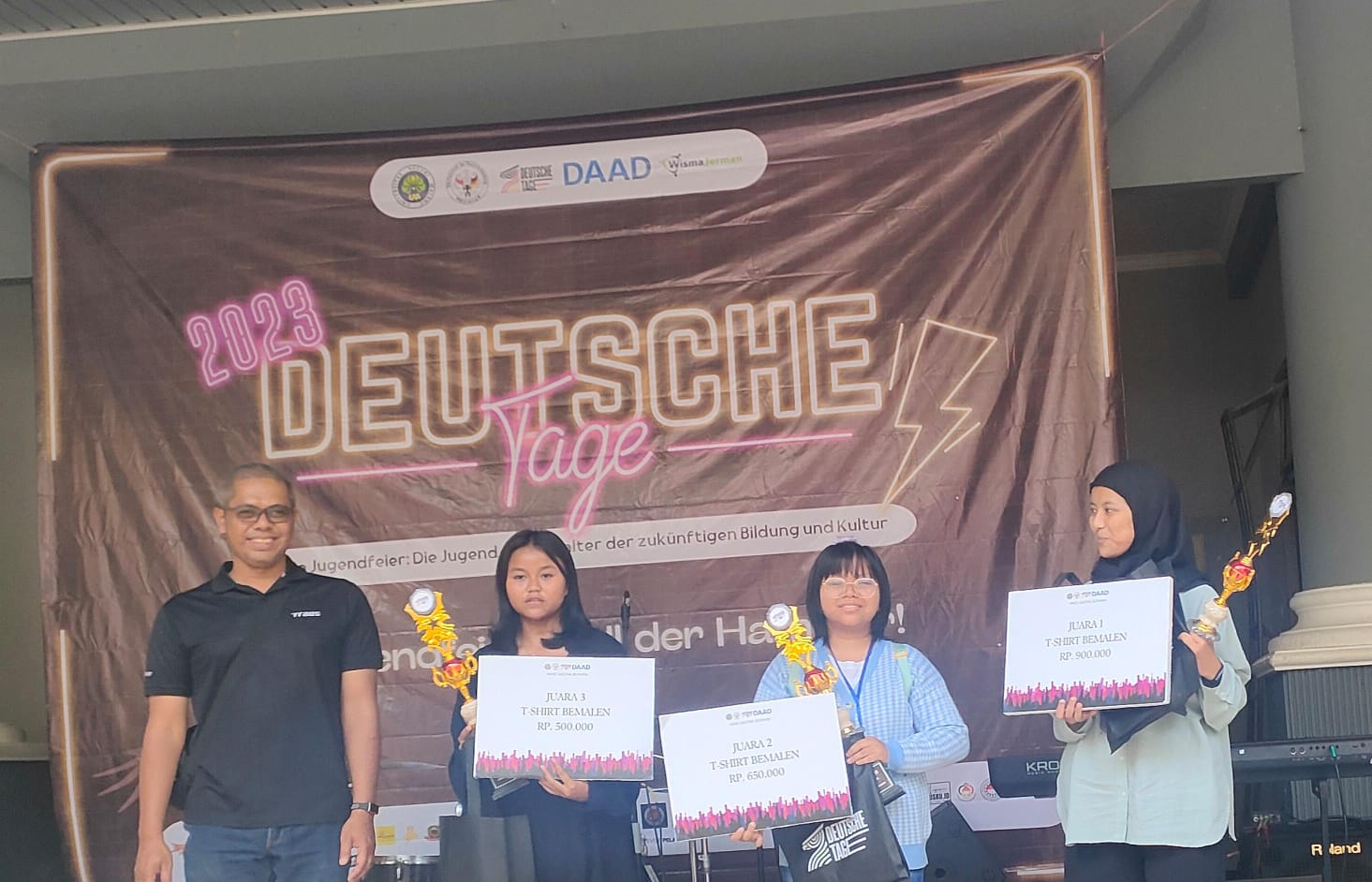 Melukis T-Shirt dan Presentasi Bahasa Jerman di lomba Deutsche Tage Universitas Negeri Malang