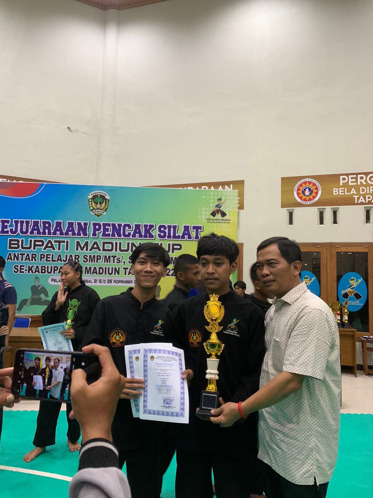 Juara 1 Seni Pencak Silat Ganda Putra