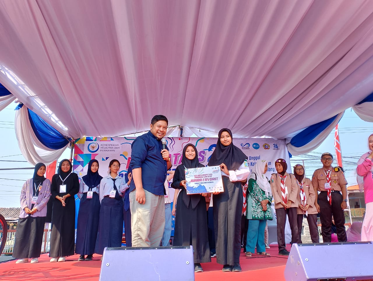 Juara Favorit Value Added dalam Kompetisi Produk Kreatif jenjang SMA/SMK kategori Pangan dan Non Pangan 