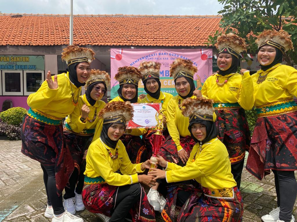 Lomba senam kreasi memperingati Hari Guru Nasional