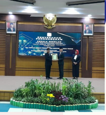 PERAIH PIAGAM PENGHARGAAN DARI DINAS PENDIDIKAN PROVINSI JAWA TIMUR SEBAGAI KEPALA SEKOLAH YANG TELAH MELAKSANAKAN LEBIH DARI SATU KARYA INOVATIF BERKUALITAS SELAMA TAHUN 2022 - 2023