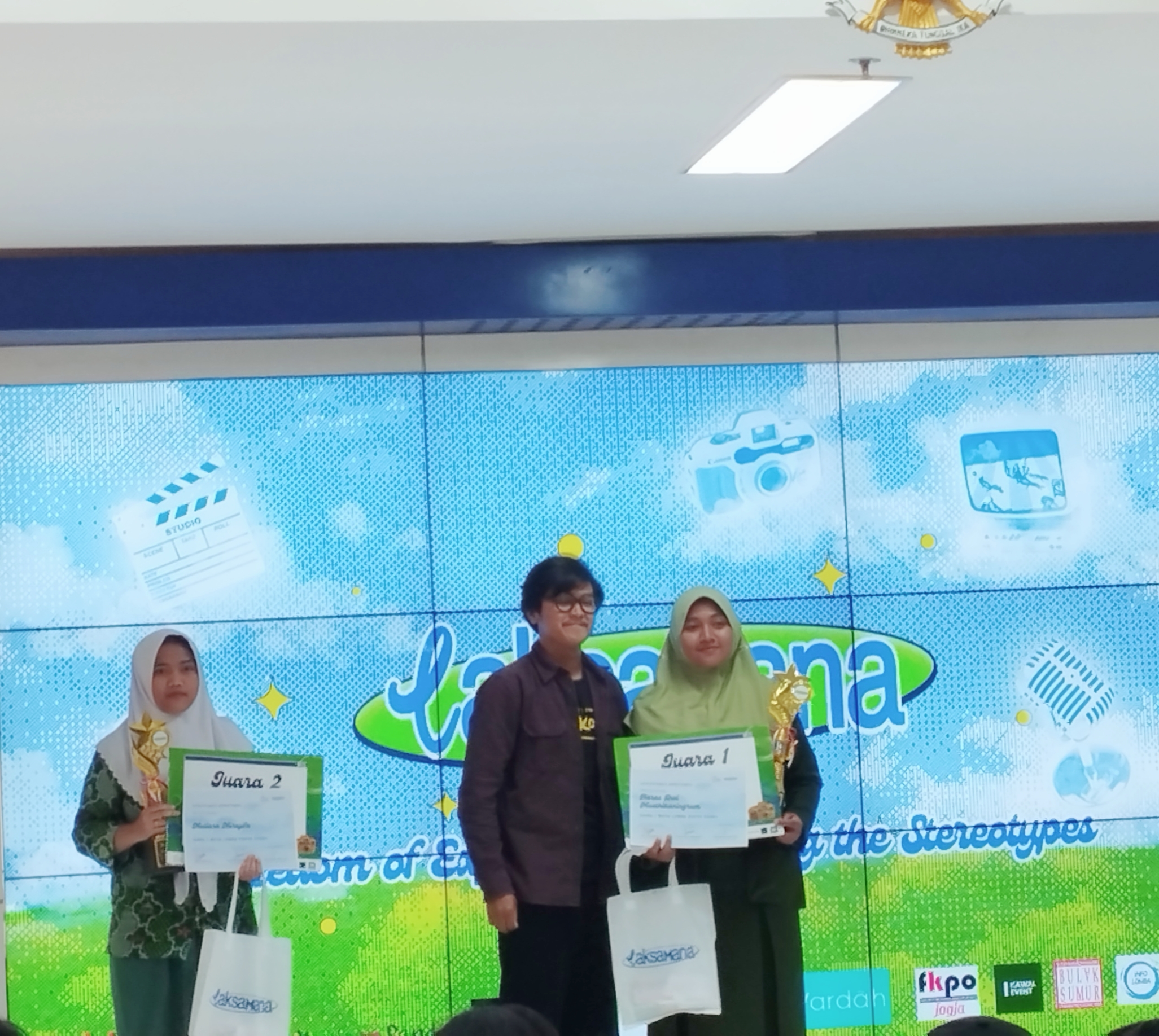 JUARA 1 LOMBA PHOTO ESSAY TINGKAT NASIONAL UNIVERSITAS GAJAH MADA FAKULTAS ILMU KOMUNIKASI  TAHUN 2023