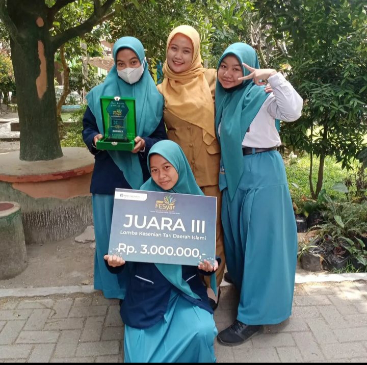 JUARA 3 Lomba Tari Islami Daerah se Ex-Karesodenan Kediri 