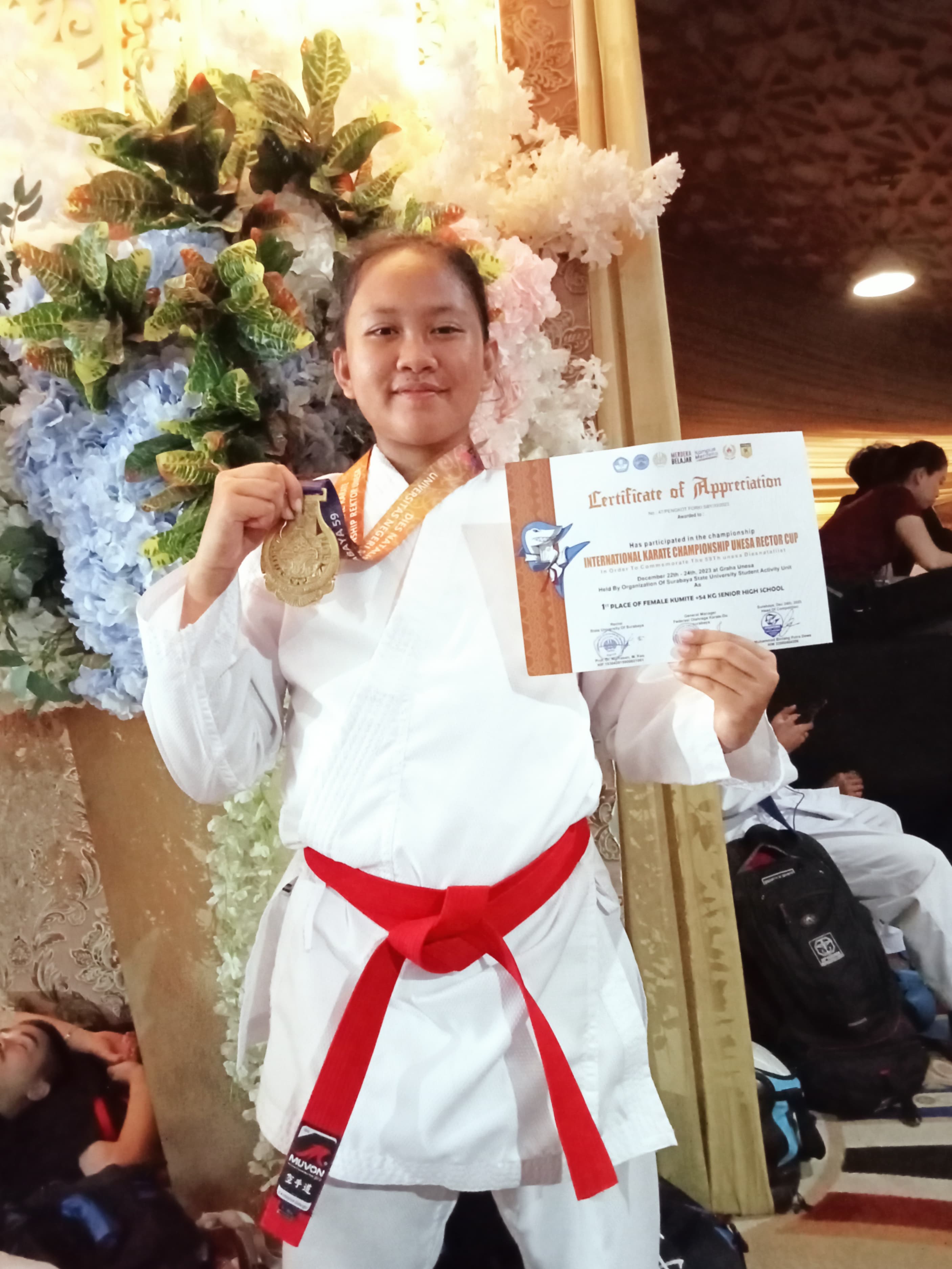 kejuaraan karate komite 54 kg SMA putri