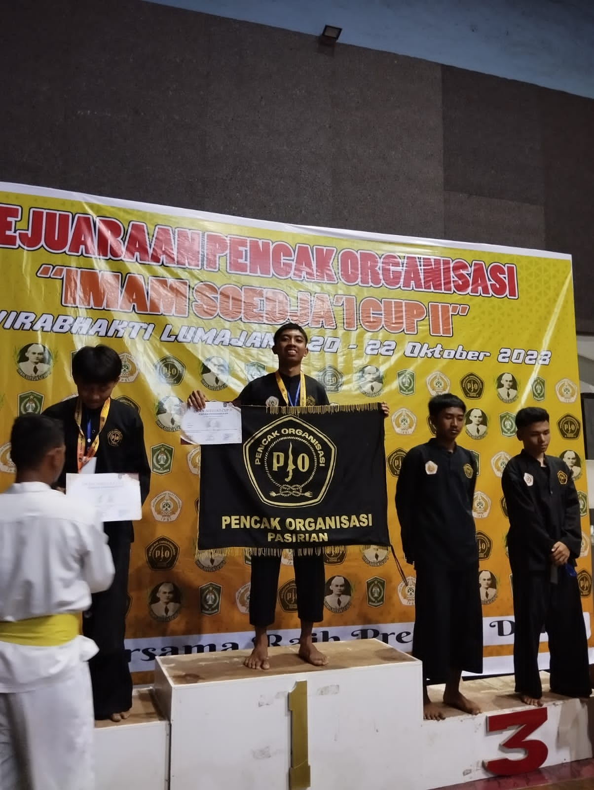 JUARA 1 KELAS E REMAJA PUTRA