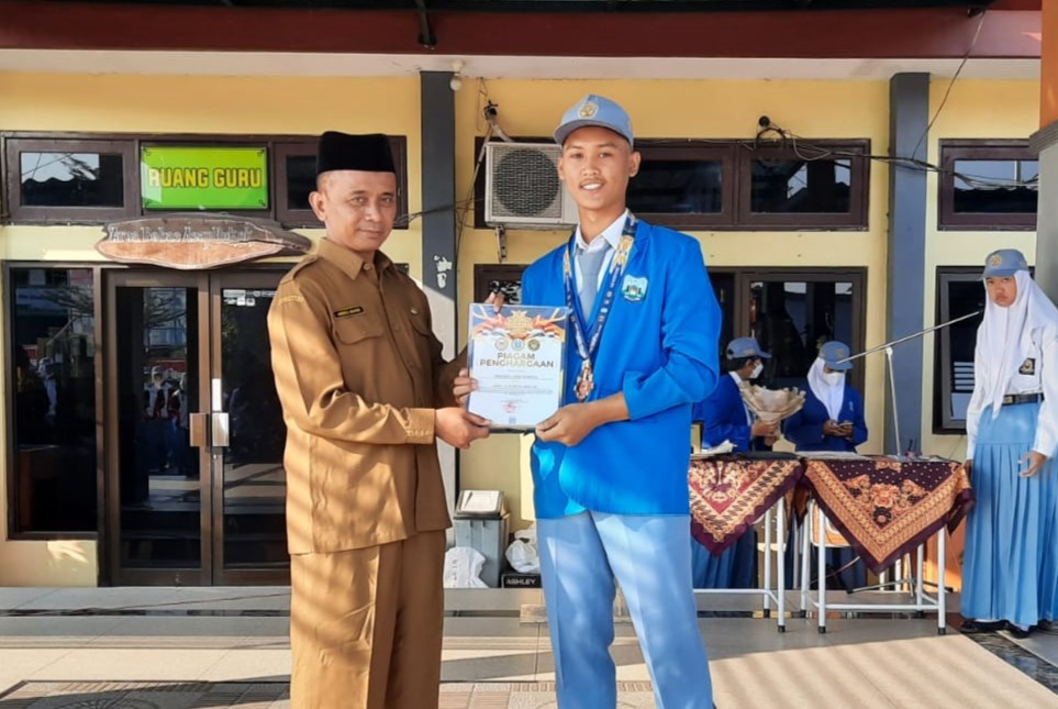 Juara III Kyorugi Prestasi Senior Under 74 Kg - Kejuaran Propinsi Tekwondow GOR Internasional FIKK Unesa 