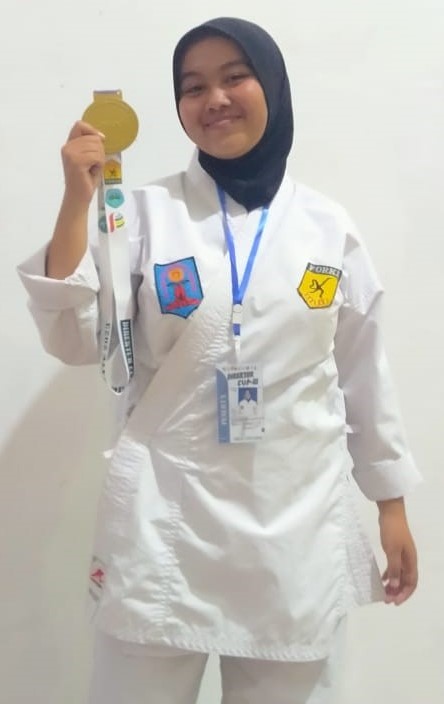  Juara 1. Kejuaraan Karate kata perorangan kadet putri 