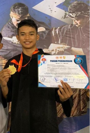 Tanding kelas C remaja putra dalam kejuaraan dan festival pencak silat antar perguruan pencak silat Se-Nusantara Piala ketua ISNU  Kab. Kediri 	