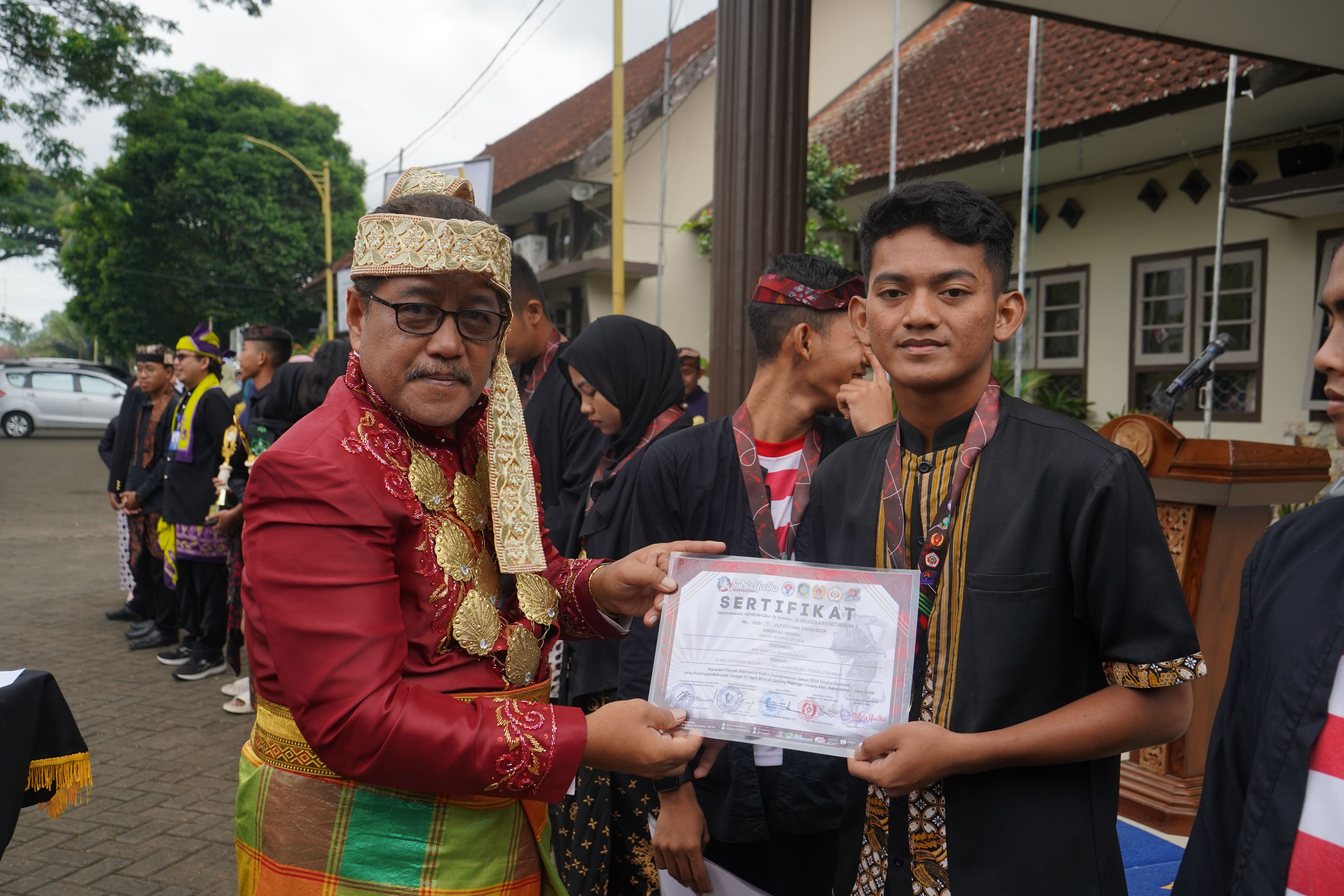 JUARA 1 TANDING KELAS E (55 KG - 59 KG) PUTRA TINGKAT REMAJA PADA KEJUARAAN PENCAK SILAT SATRIA YUDHA CHAMPIONSHIP 1