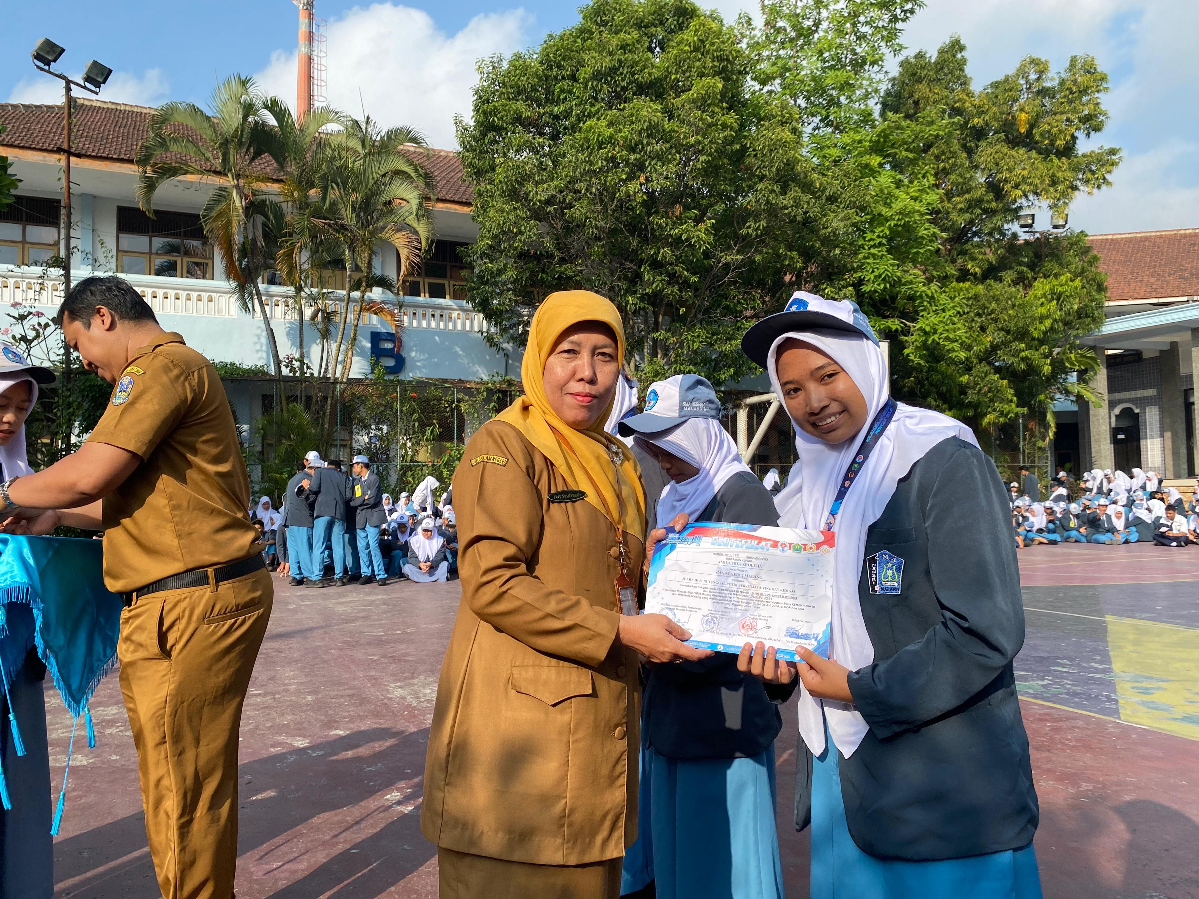 Pencak Silat Seni Tunggal Senjata Putri Remaja 