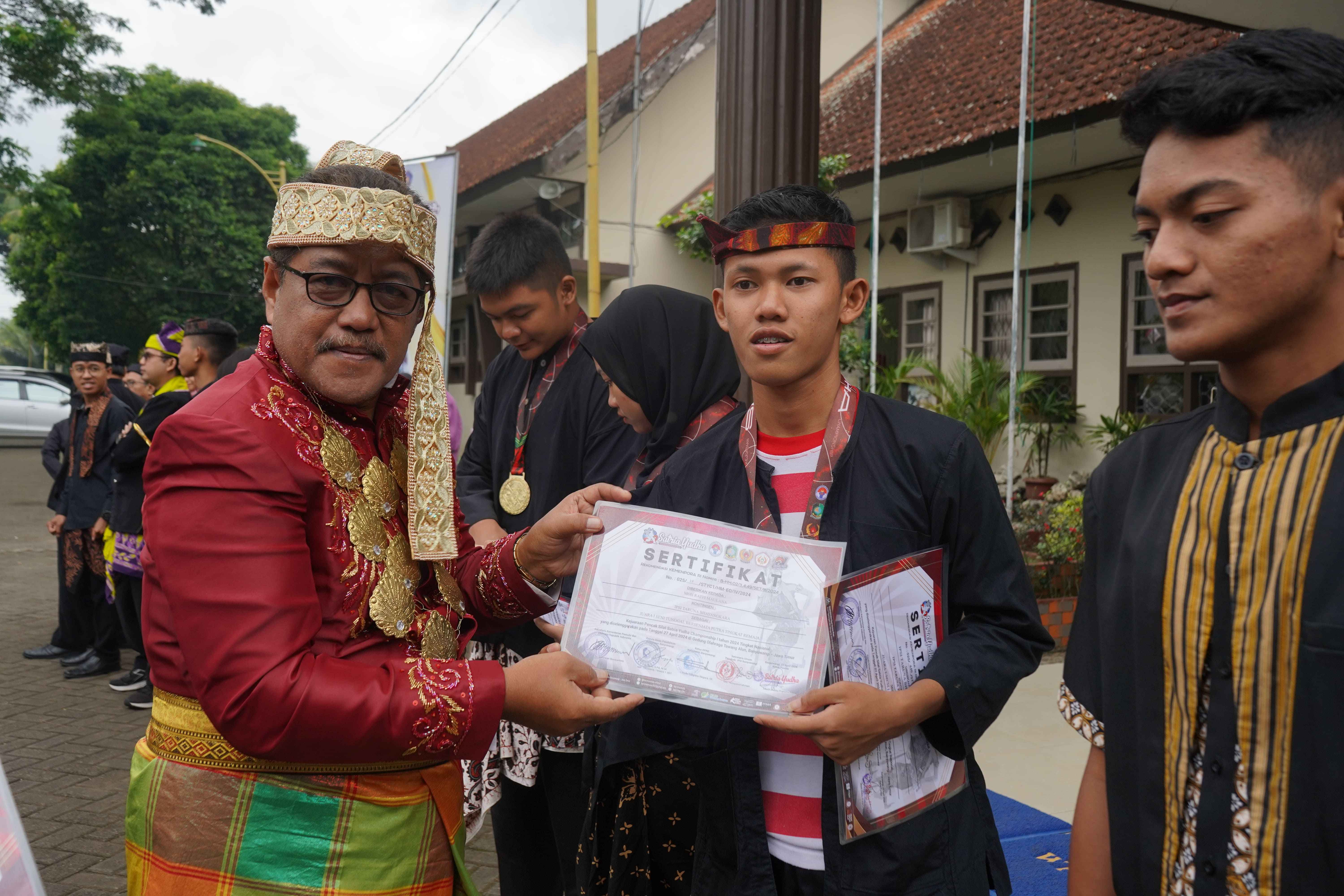 JUARA 1 SENI TUNGGAL BERSENJATA PUTRA TINGKAT REMAJA PADA KEJUARAAN PENCAK SILAT SATRIA YUDHA CHAMPIONSHIP 1