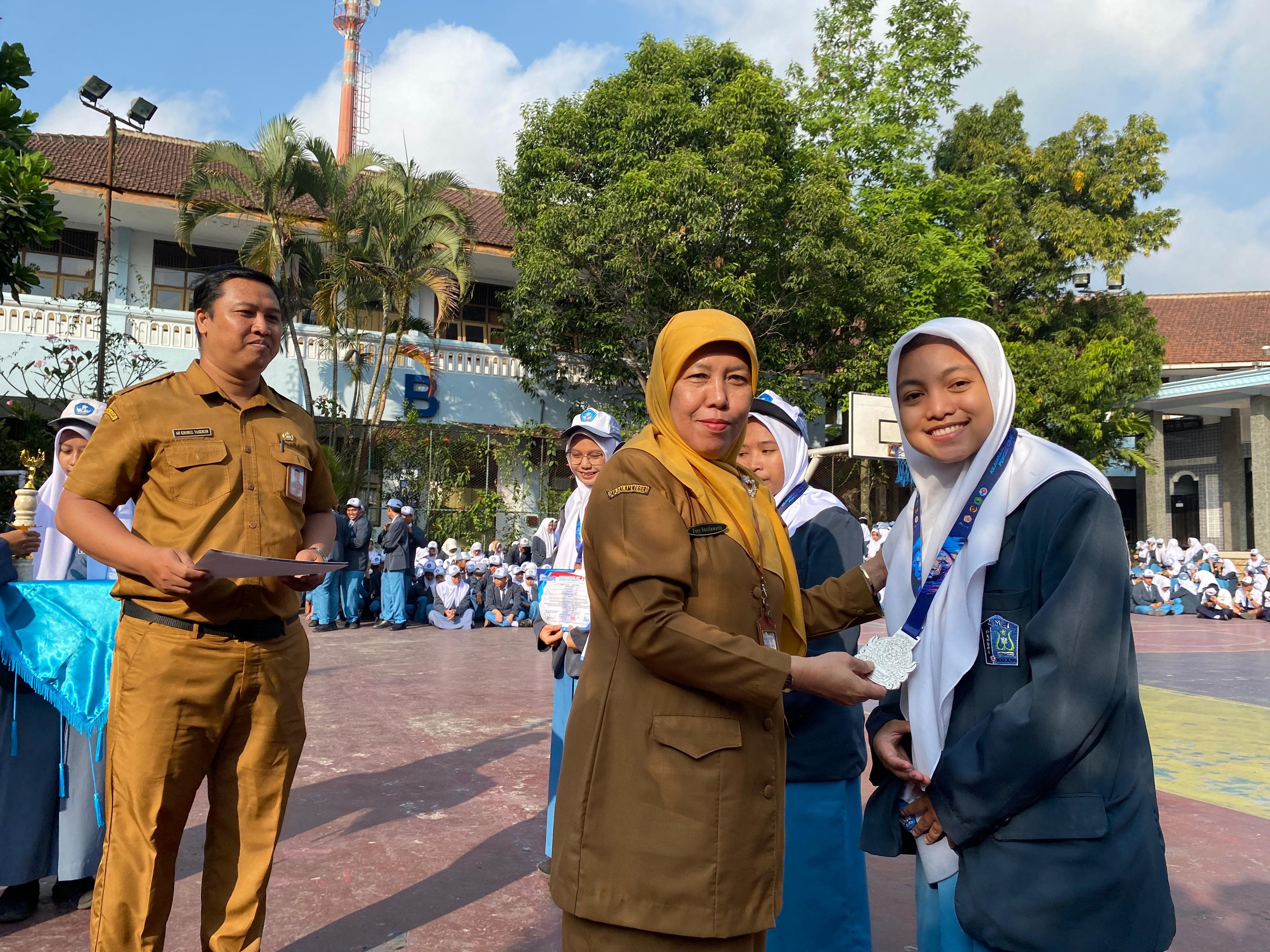 Pencak Silat Tanding Kelas B Putri Remaja 