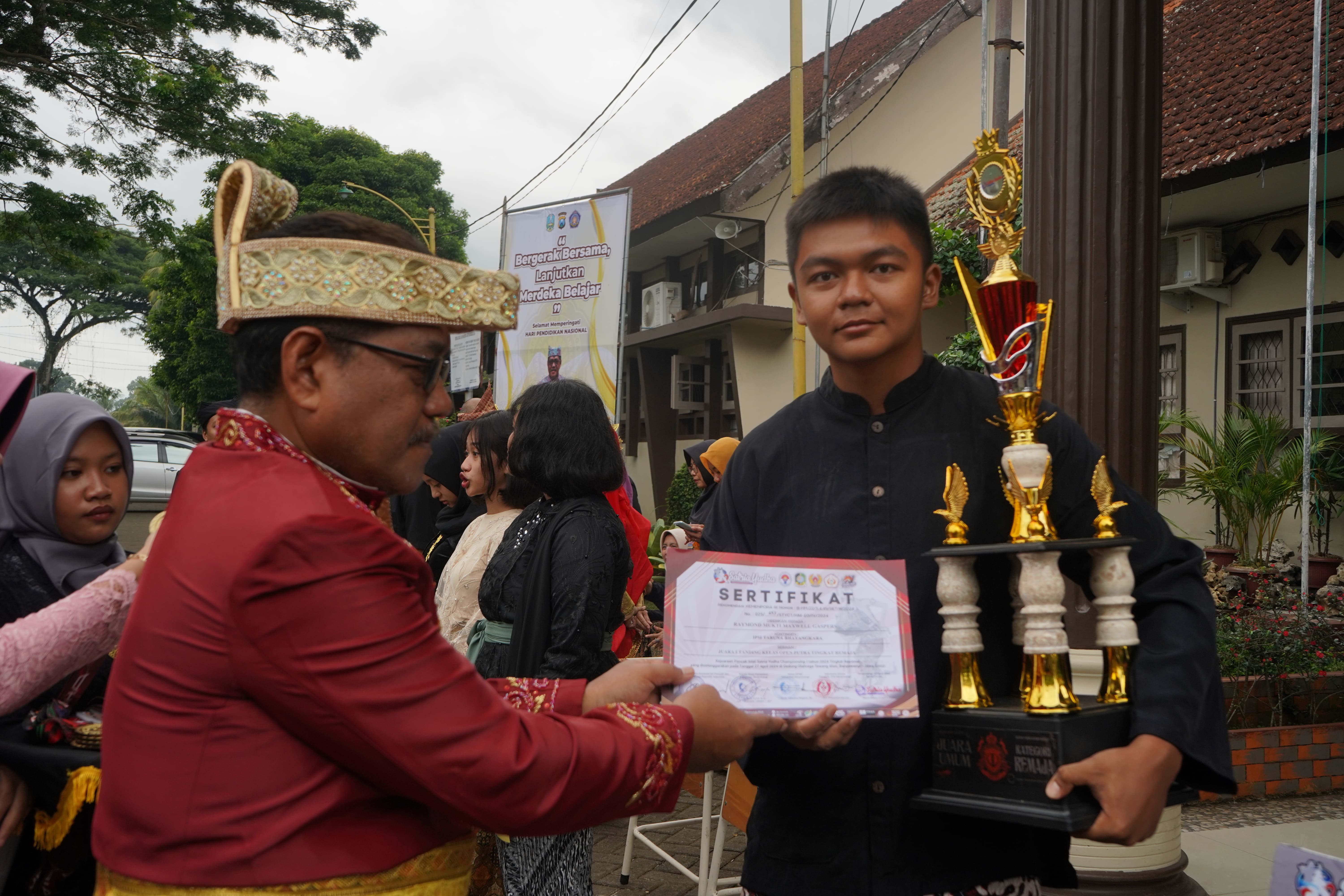 JUARA TANDING KELAS OPEN PUTRA TINGKAT REMAJA PADA KEJUARAAN PENCAK SILAT SATRIA YUDHA CHAMPIONSHIP 1