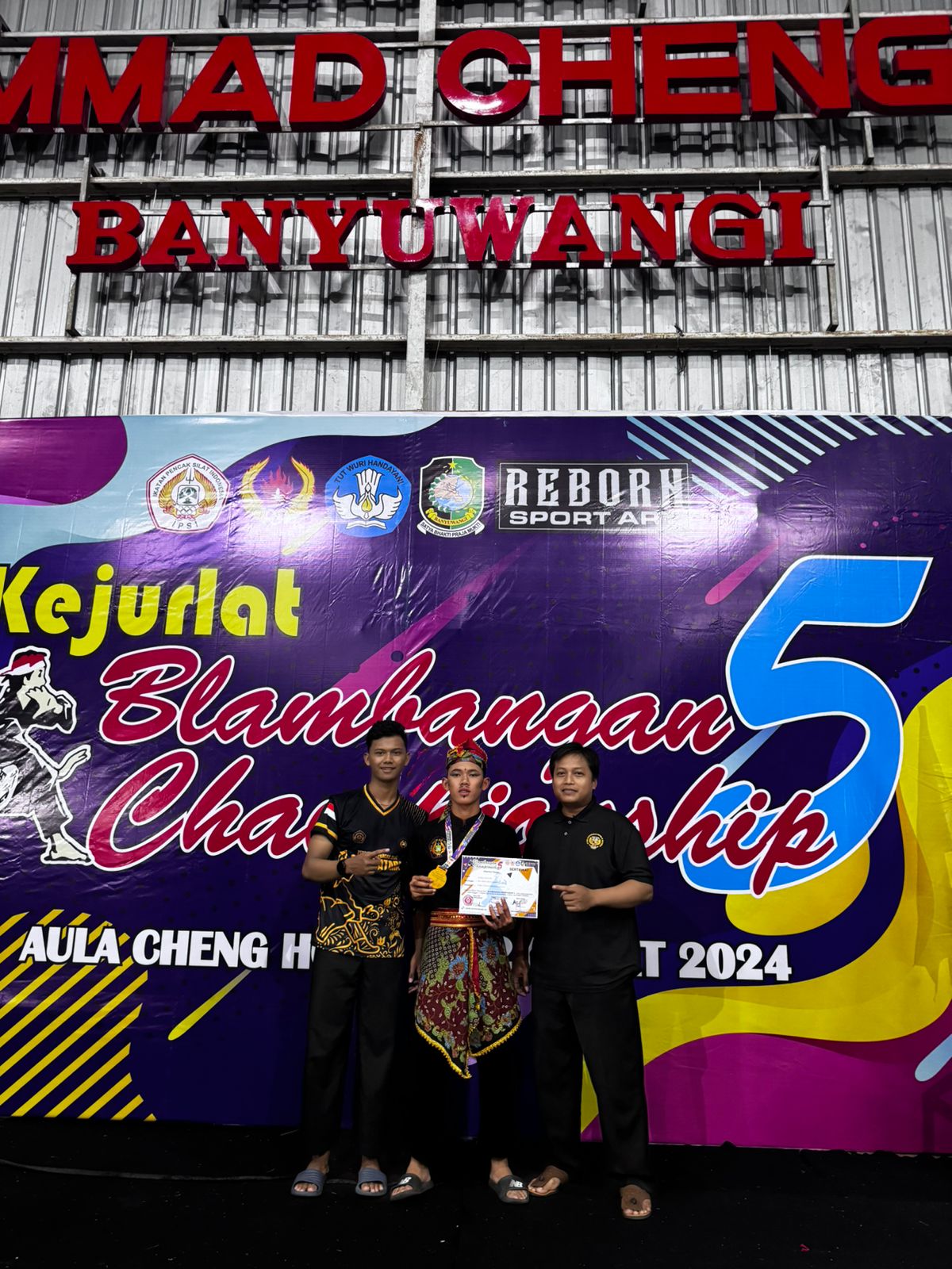 KEJURLAT PESILAT TERBAIK, JUARA 1 SENI TUNGGAL BERSENJATA REMAJA, JUARA 2 TANDING KELAS PUTRA REMAJA.