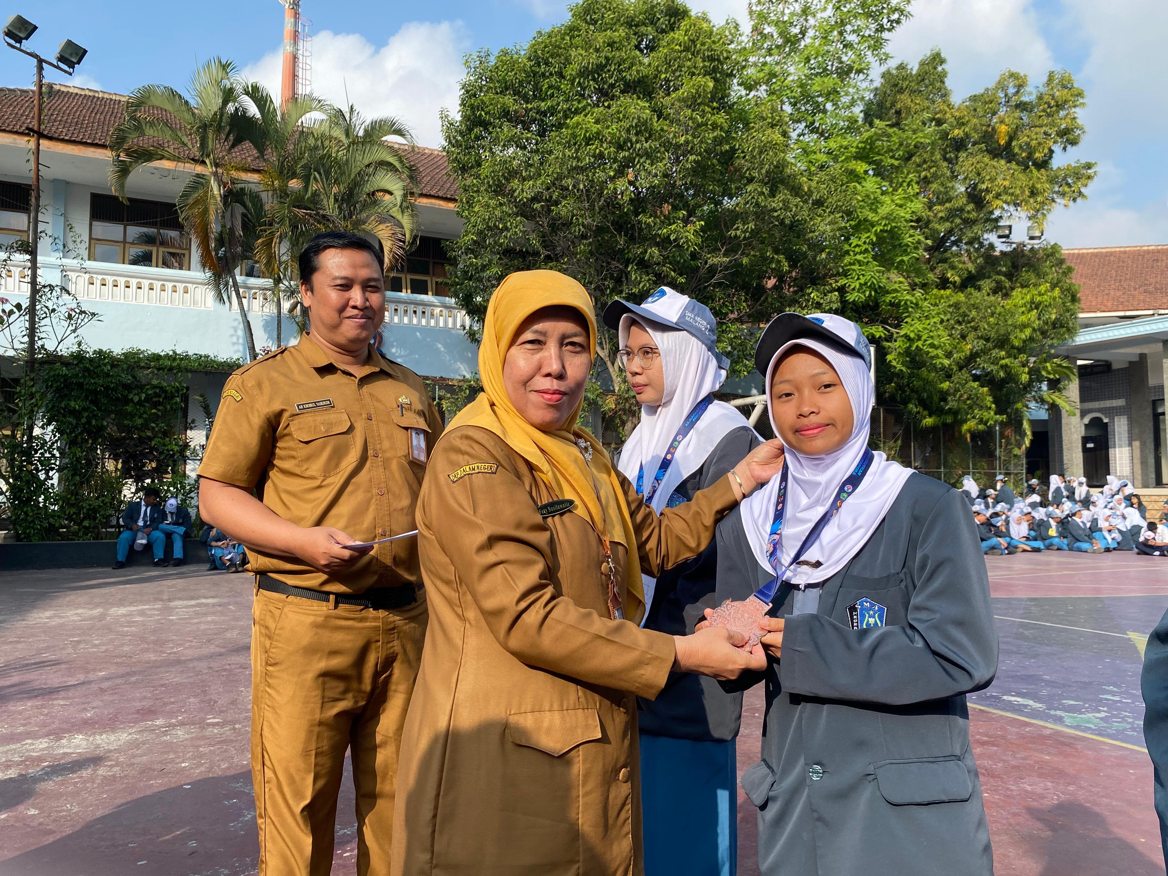 Pencak Silat Seni Tunggal Senjata Putri Dewasa