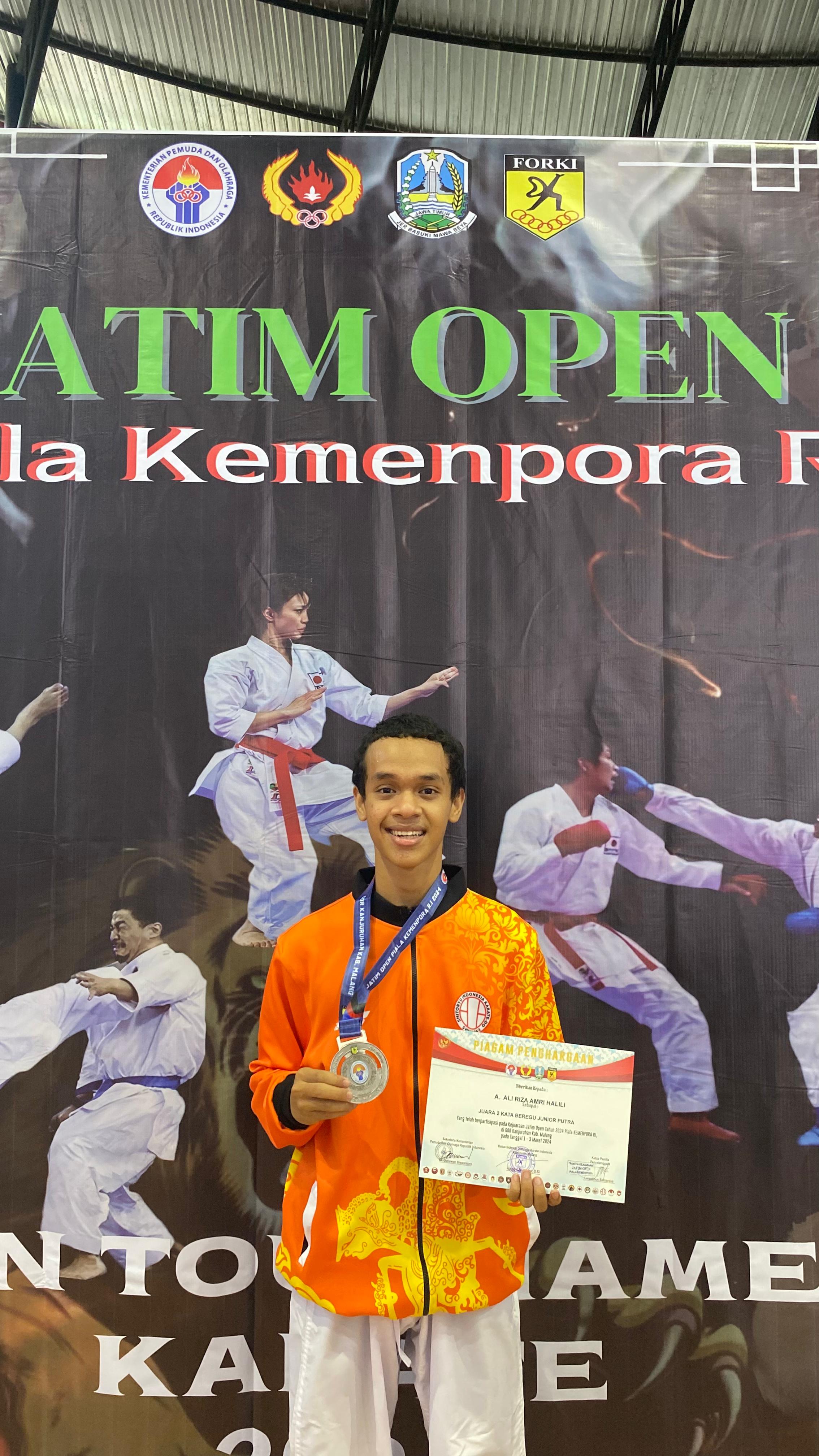 Juara 2 Kata Beregu Junior Putra Kejuaraan Jatim Open Piala Kemenpora RI  