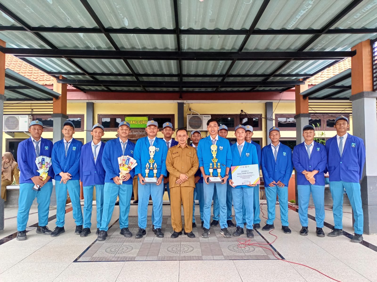 JUARA I REKTOR UNESA HANDBALL CHAMPIONSHIP SMA/SMK PUTRA