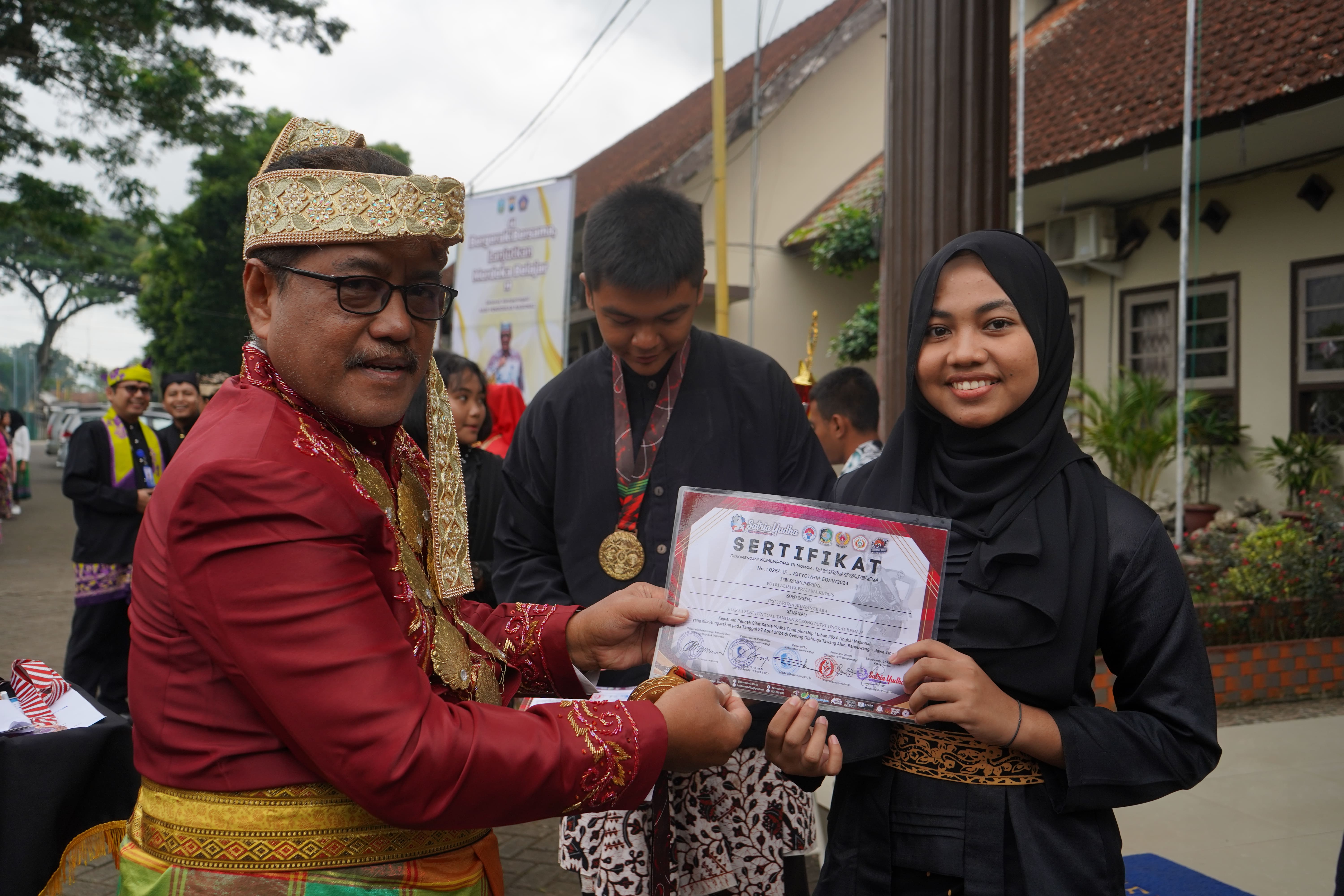 JUARA SENI TUNGGAL TANGAN KOSONG PUTRI TINGKAT REMAJA PADA KEJUARAAN PENCAK SILAT SATRIA YUDHA CHAMPIONSHIP 1