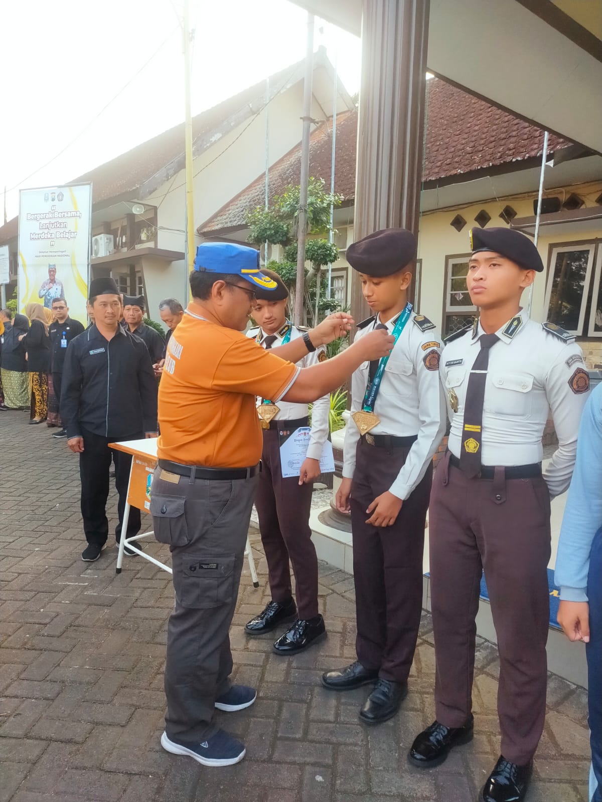 JUARA 1 POOMSAE JUNIOR GEUP 3 KEJUARAAN TAEKWONDO INDONESIA MEMPEREBUTKAN PIALA PANGKOSRAD