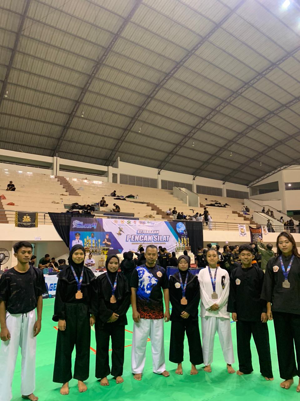 Pencak Silat Seni Tunggal Senjata Putri Remaja