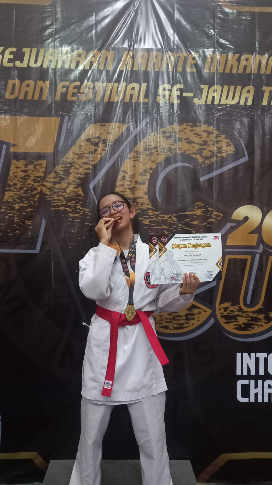 JUARA 1 KUMITE 50 KG SMA PUTRI KEJUARAAN KARATE INKANAS OPEN DAN FESTIVAL JAWA TIMUR