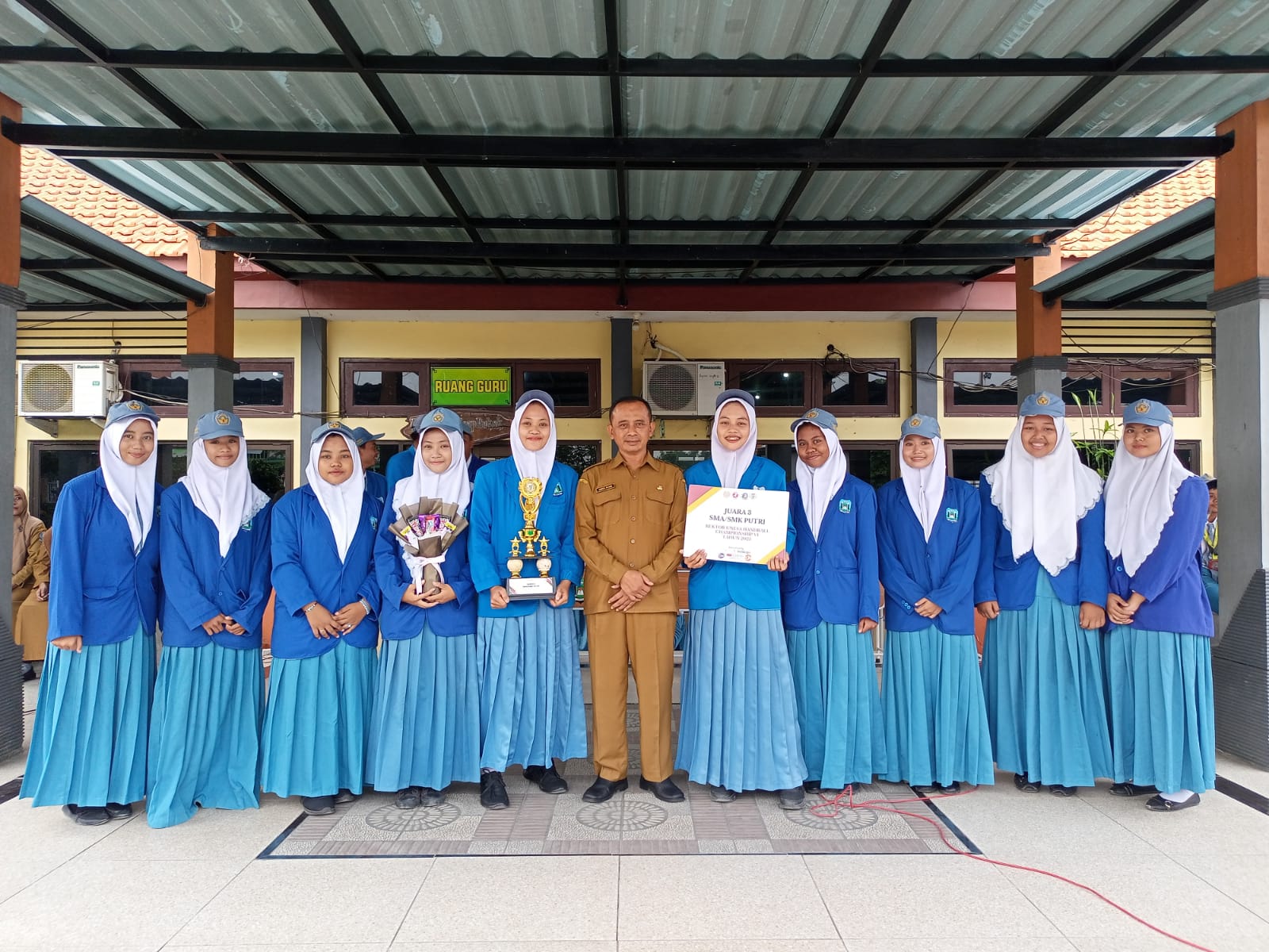 JUARA I REKTOR UNESA HANDBALL CHAMPIONSHIP SMA/SMK PUTRI