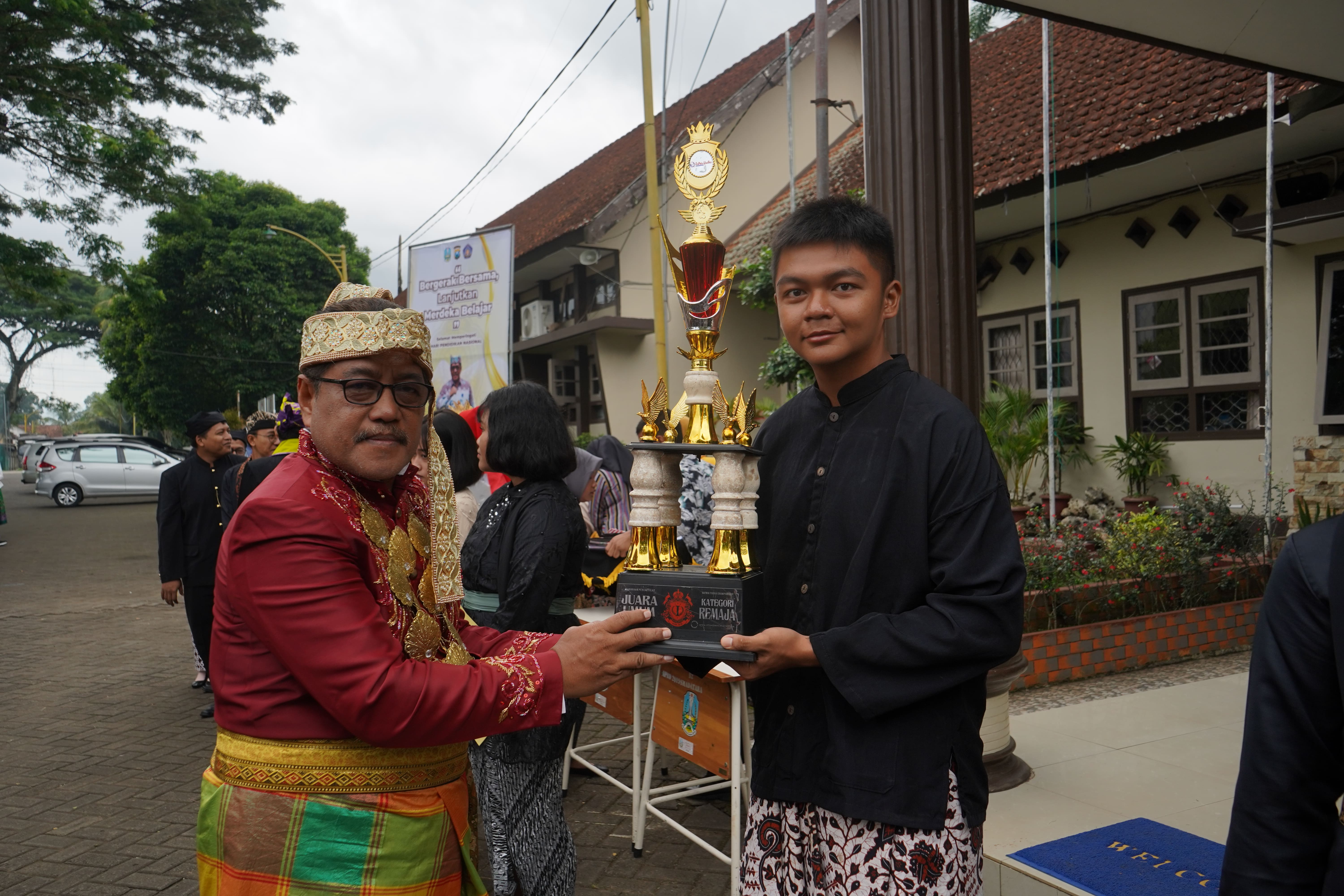 JUARA UMUM 1 IPSI SMAN 2 TARUNA BHAYANGKARA JAWA TIMUR