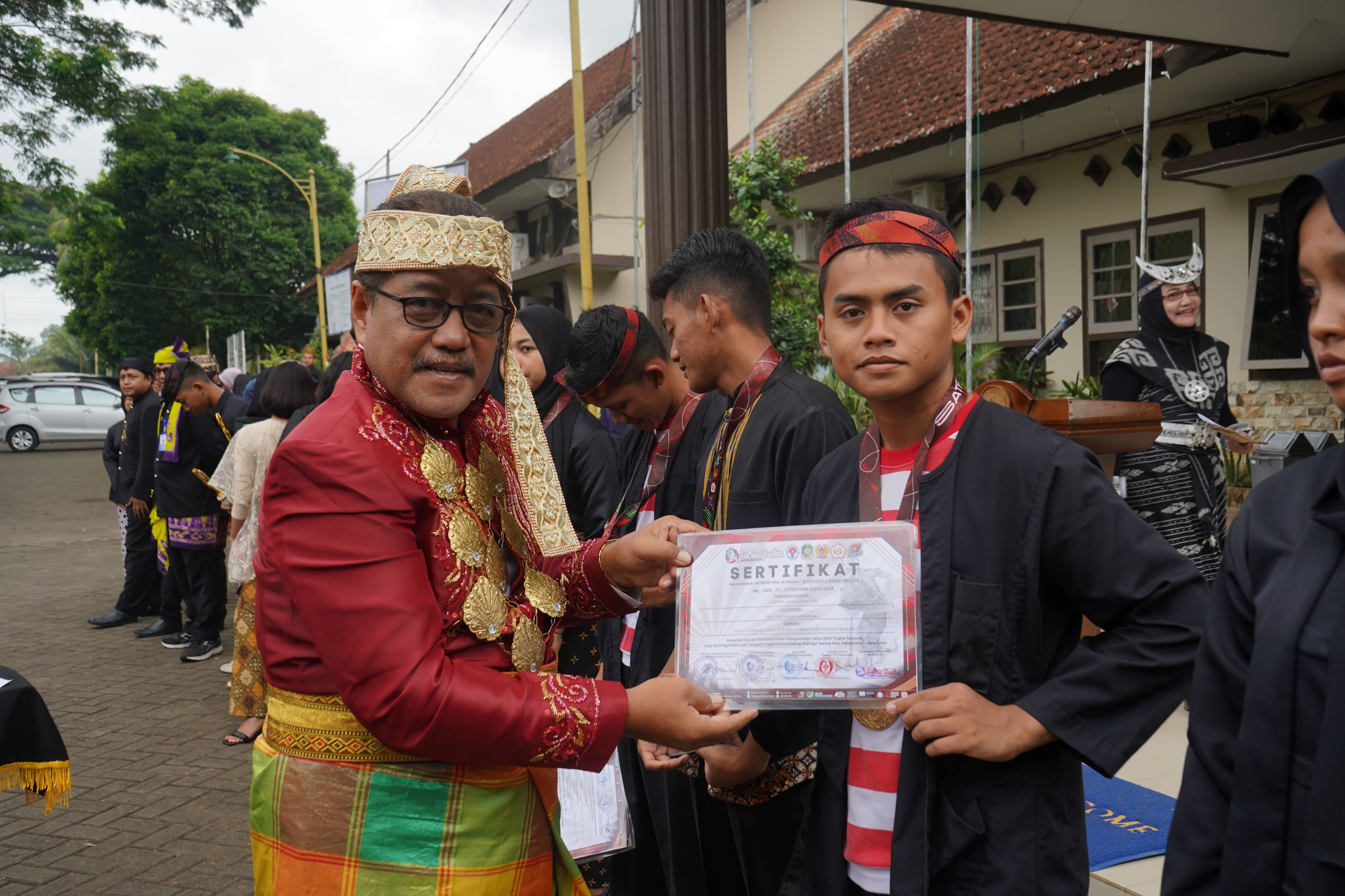 JUARA 1 TANDING KELAS D (51 KG - 55 KG) PUTRA TINGKAT REMAJA PADA KEJUARAAN PENCAK SILAT SATRIA YUDHA CHAMPIONSHIP 1