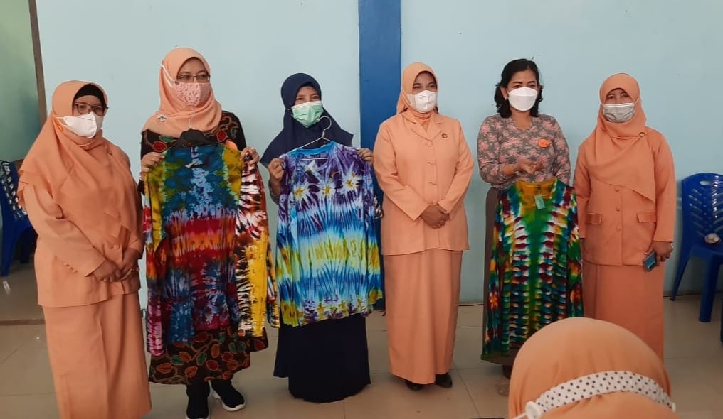 Terbaik kedua membuat batik Tie Dye Tingkat SMA/SMK Wilayah Kediri