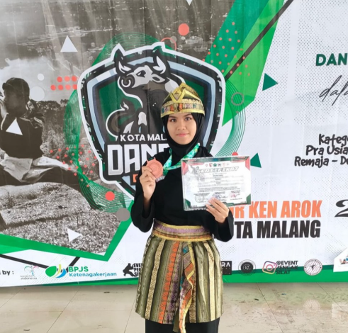  Kejuaraan Nasional Pencak Silat - Juara 3 (medali Perunggu) kategori Seni Tunggal Putri Tangan Kosong