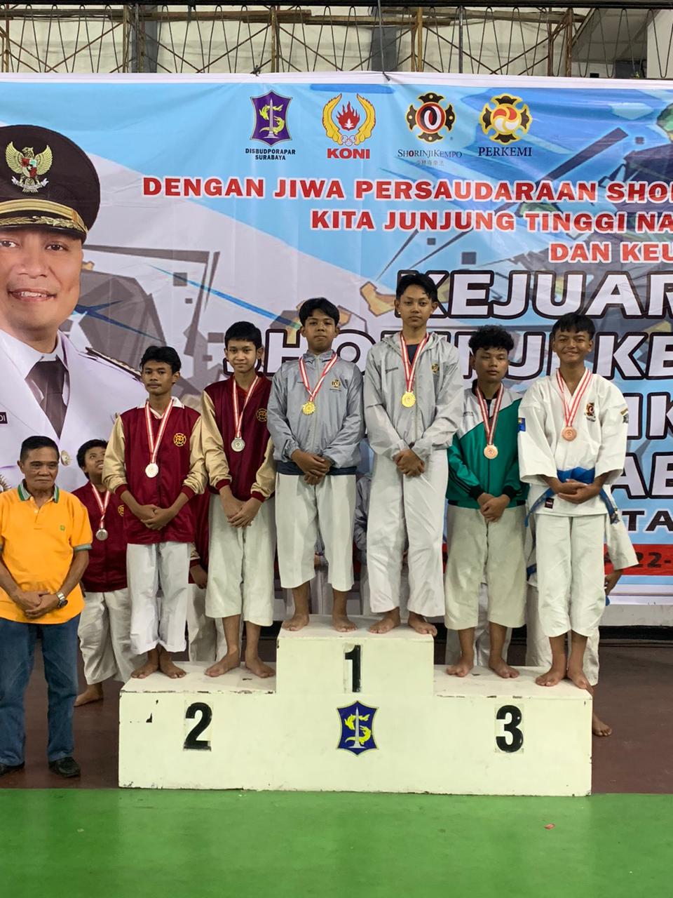 Juara 1 Embu beregu campuran tingkat kyu IV/III kejuaran beladiri shorinji kempo piala walikota antar dojo se Jatim